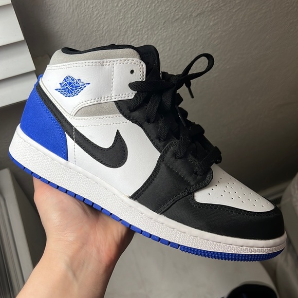 air jordan 1 mid se white hyper royal black